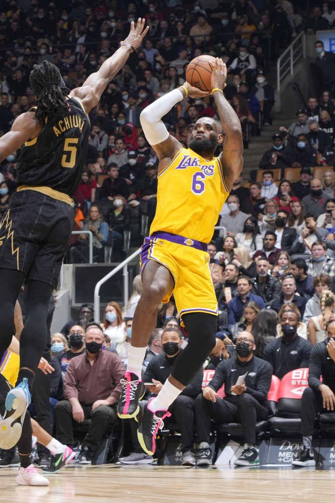  詹姆斯三双领衔湖人加时险胜掘金迎五连胜