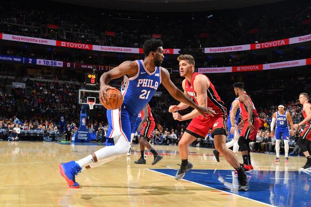  恩比德统治内线七六人客场大胜热火终结对手四连胜